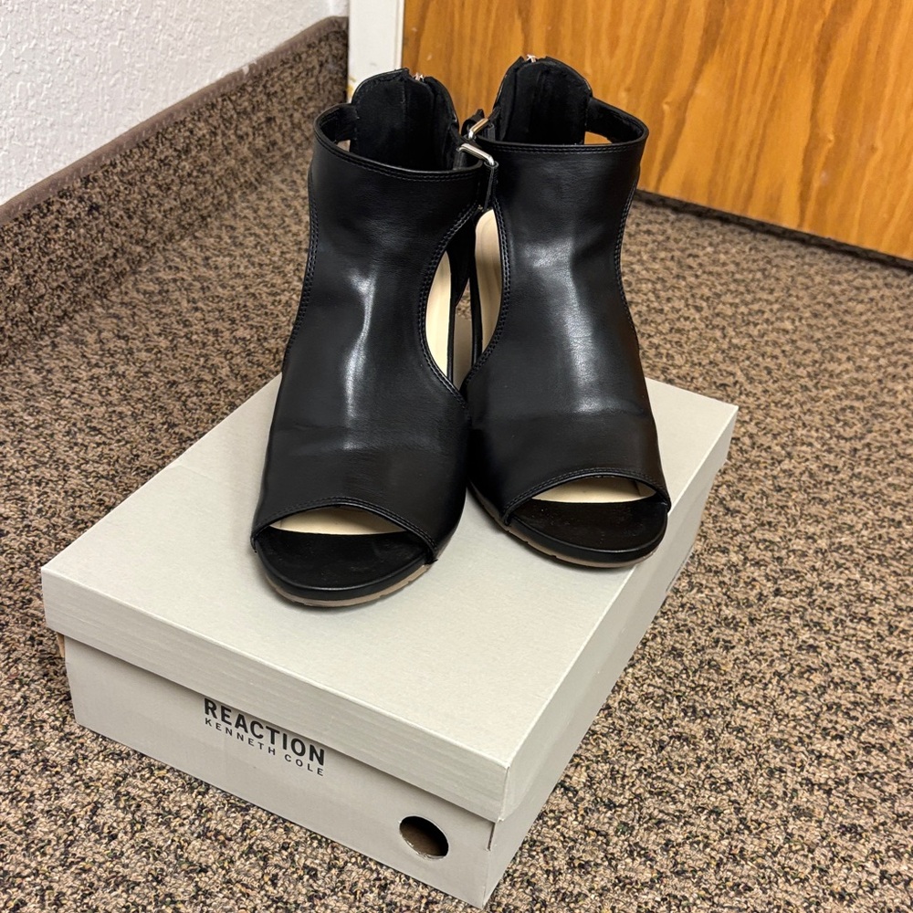 Kenneth Cole Reaction Black Open-Toe Cutout Wedge Sandals - Picture 6 of 6